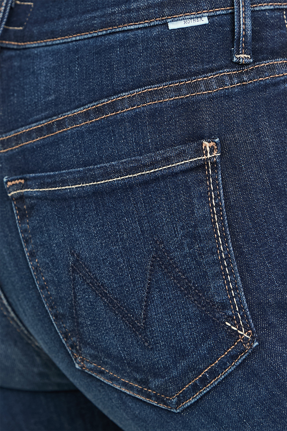 תמונת תקריב דוגמן של מכנסי ג'ינס קרופ