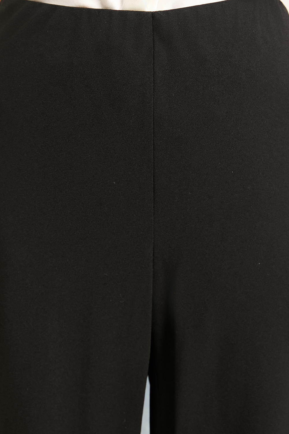 תמונת תקריב דוגמן של מכנסיים ארוכים