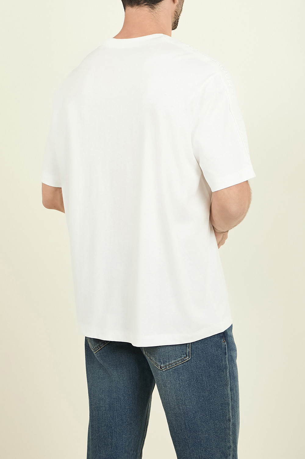 תמונת דוגמן אחורית של חולצת טי