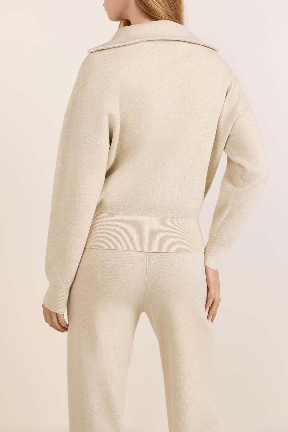 תמונת דוגמן אחורית של קרדיגן צמר