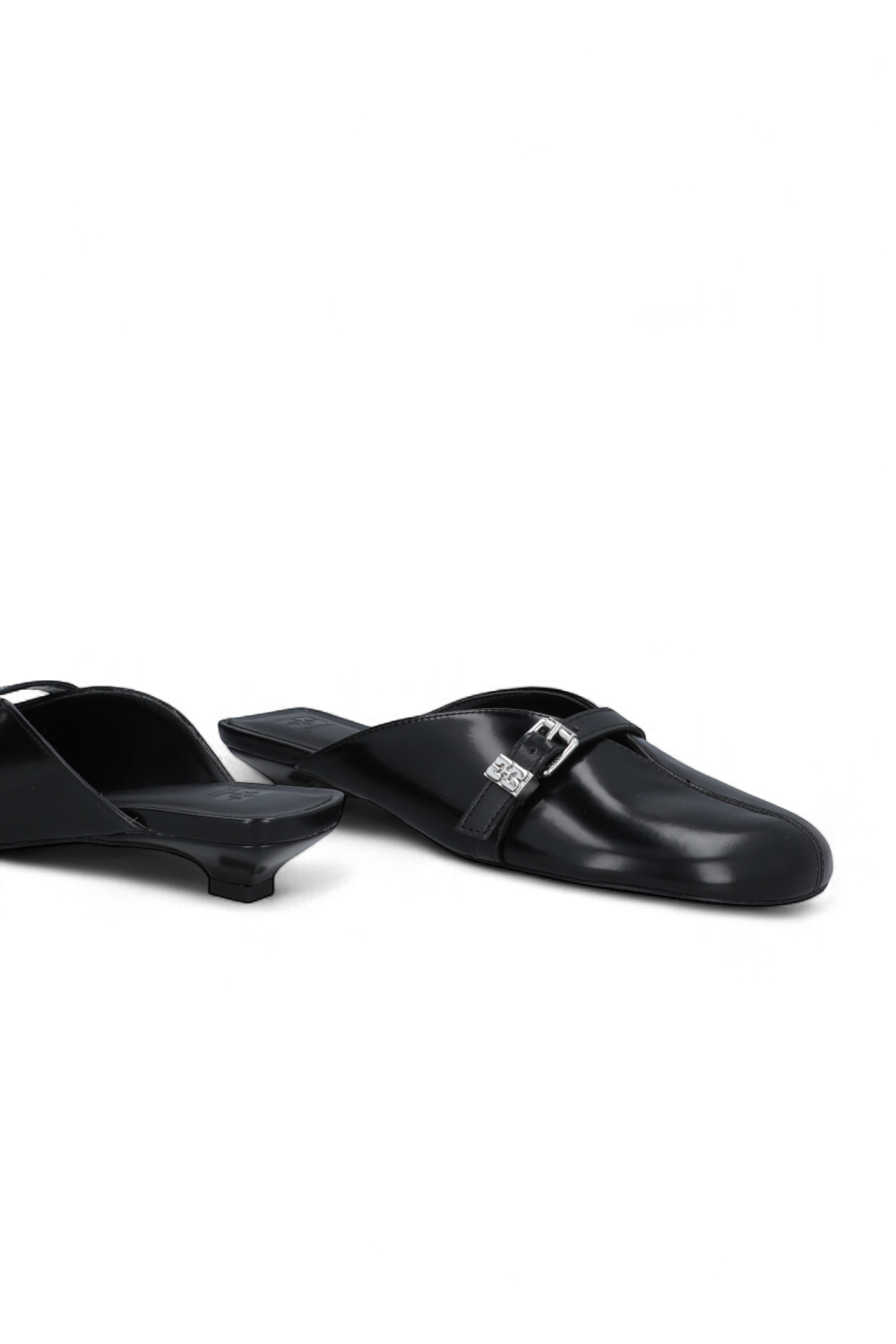 תמונת תקריב של נעלי מיולס עקב קטן