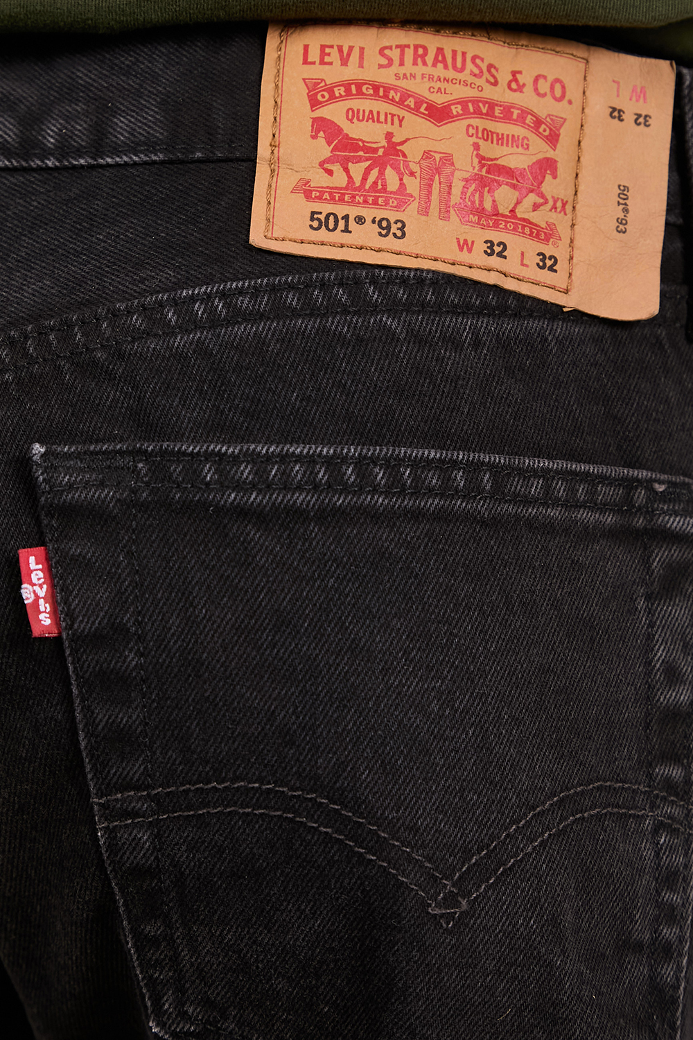 תמונת תקריב דוגמן של מכנסי ג'ינס 501 93 בגזרה ישרה