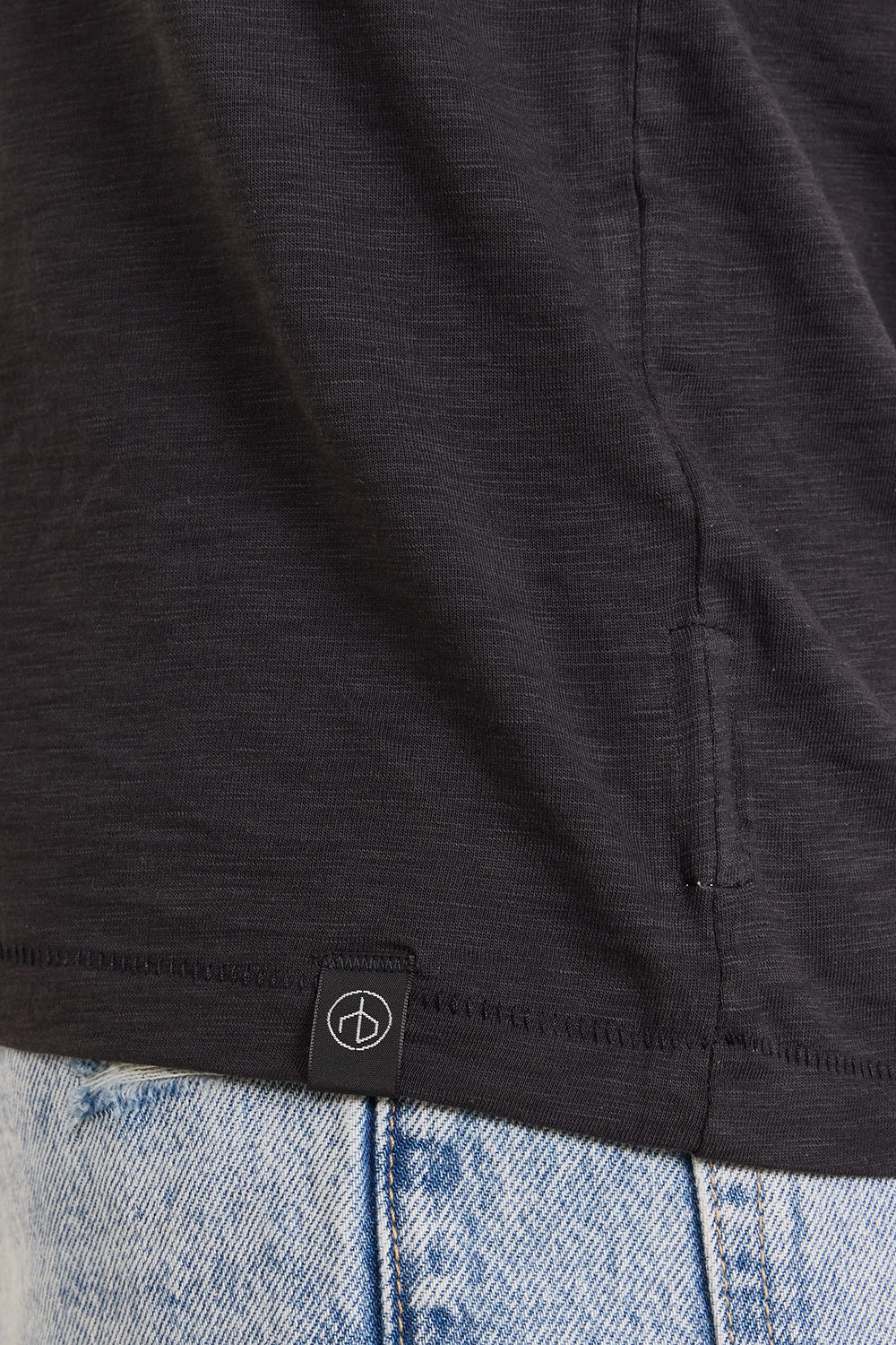 תמונת תקריב דוגמן של חולצת טי סלים פיט