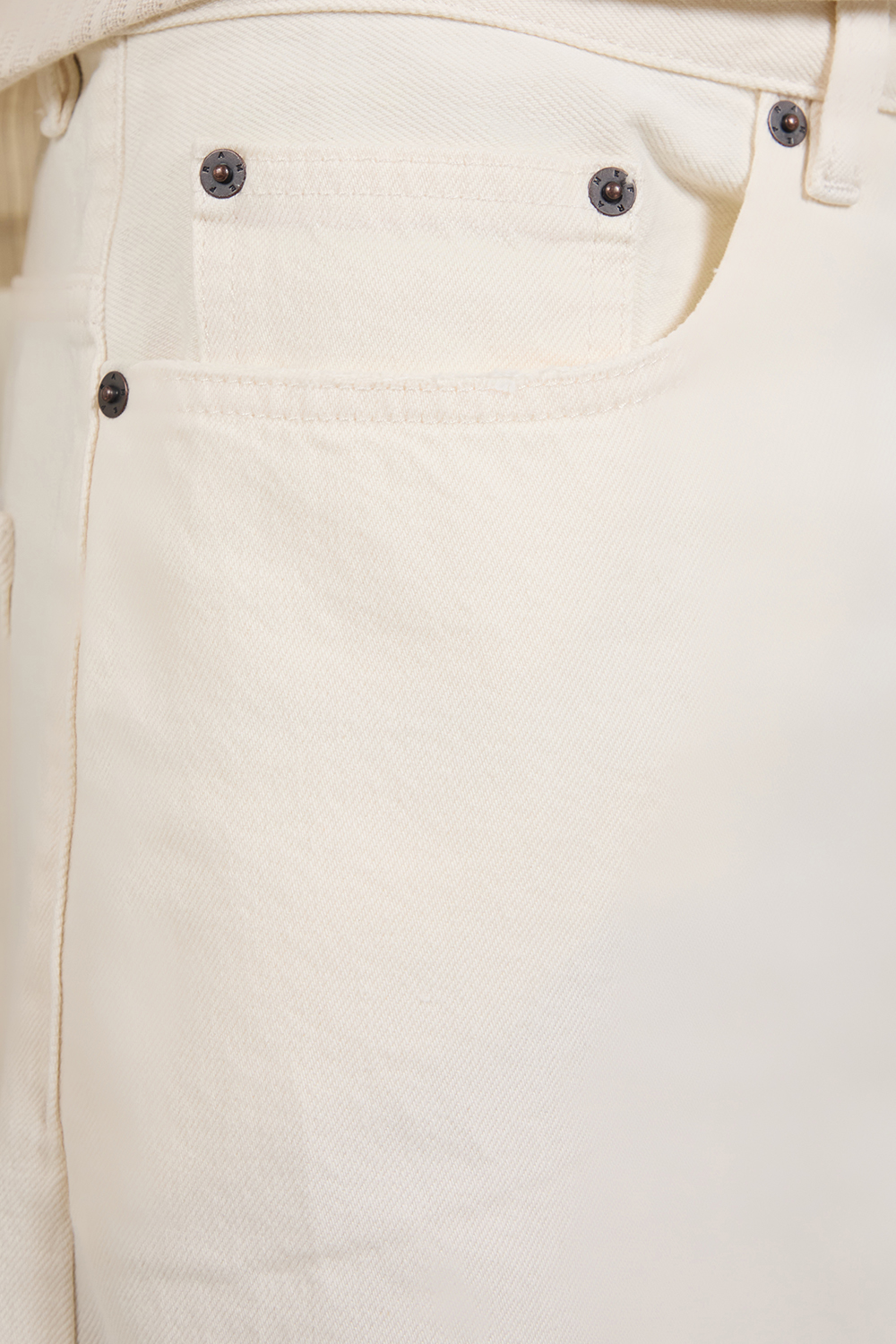 תמונת תקריב דוגמן של מכנסי ג'ינס בגזרה מתרחבת