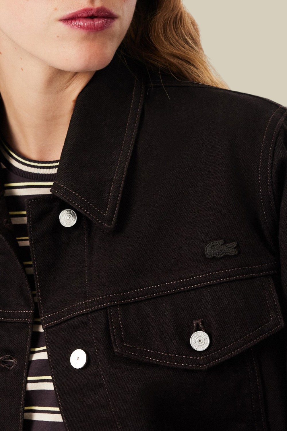 תמונת תקריב דוגמן של ז'קט ג'ינס