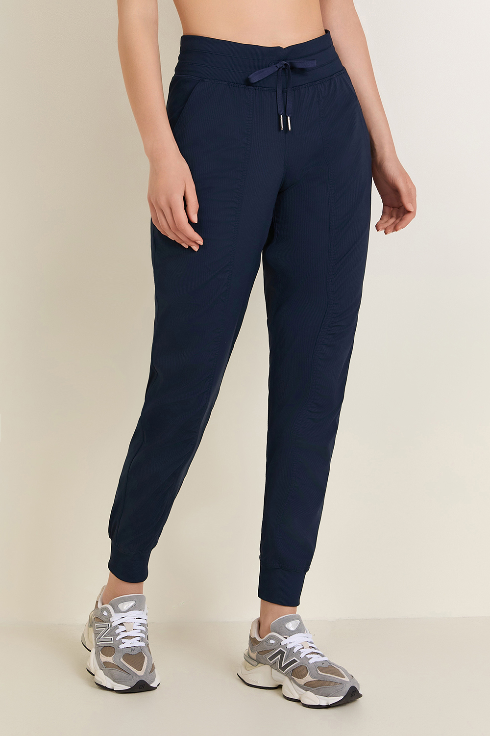 תמונת דוגמן קידמית של Dance Studio Mid-Rise Jogger