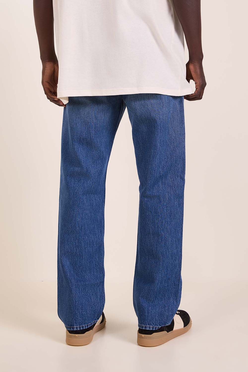 תמונת דוגמן אחורית של מכנסי ג'ינס בגזרה ישרה