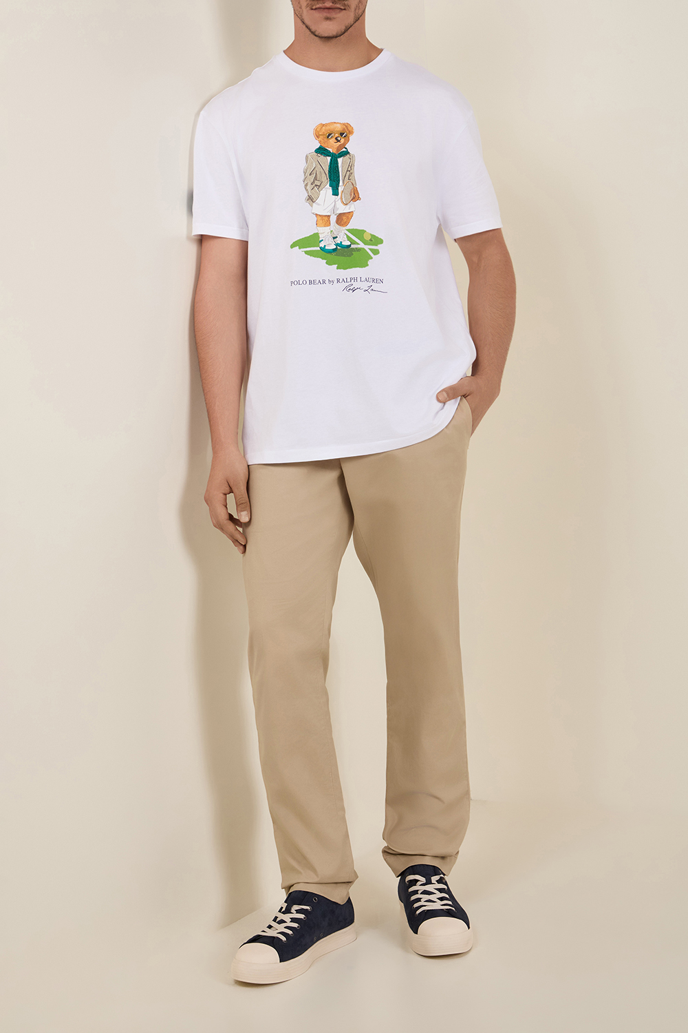 תמונת דוגמן קידמית של נעלי סניקרס