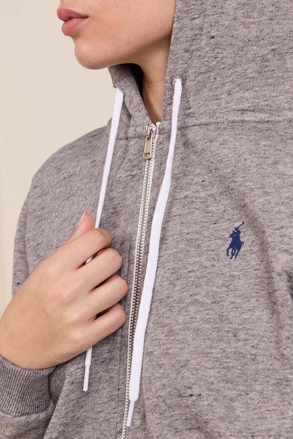 תמונת תקריב דוגמן של סווטשירט קפוצ'ון