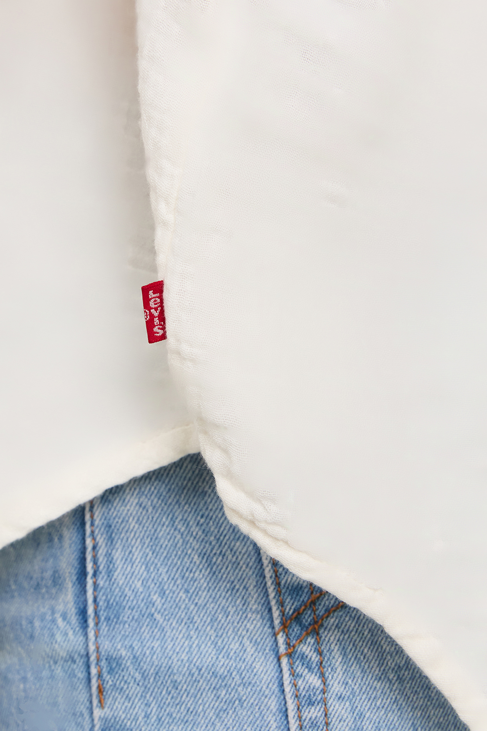 תמונת תקריב דוגמן של חולצה מכופתרת קצרה