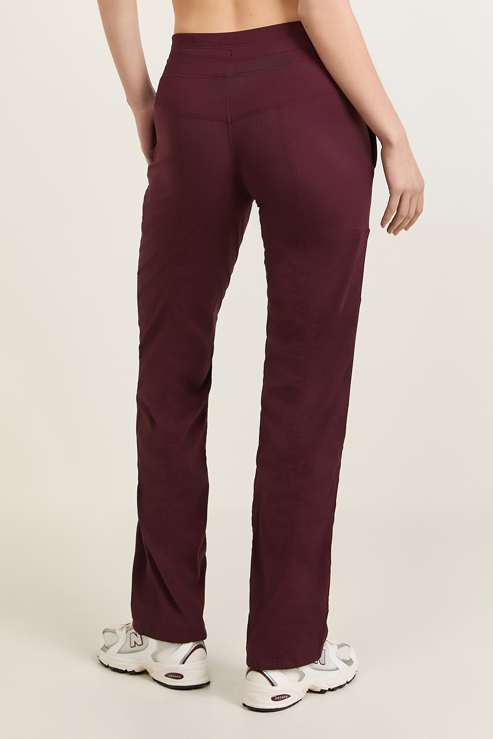 תמונת דוגמן אחורית של Dance Studio Mid-Rise Pant *Regular