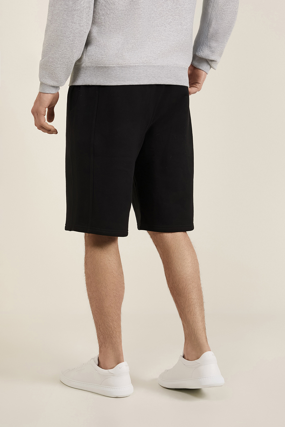 תמונת דוגמן אחורית של מכנסי ברמודה