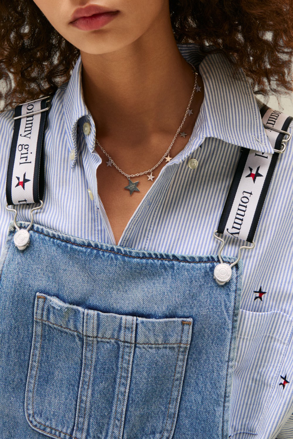 תמונת תקריב דוגמן של שמלת אוברול ג'ינס