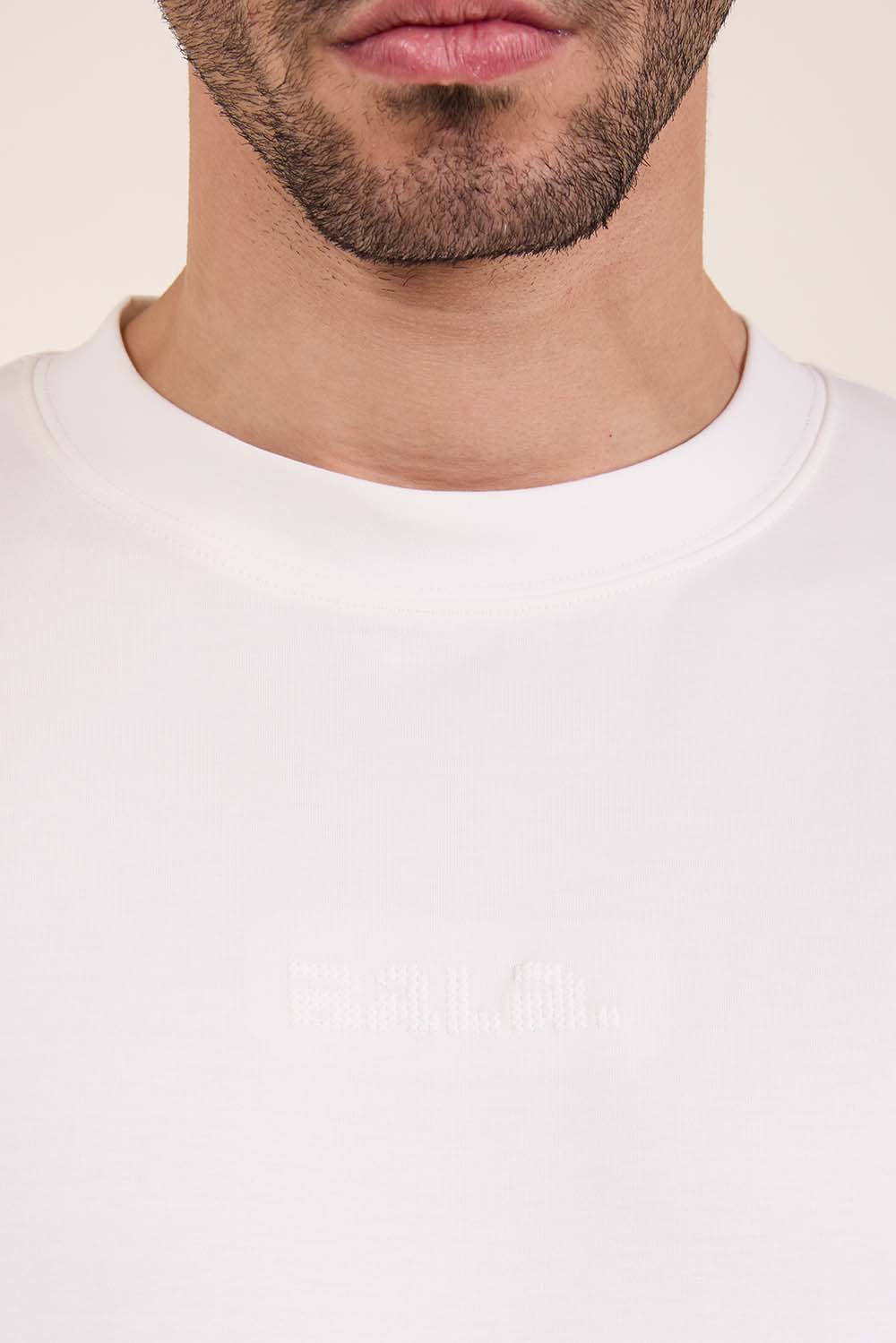 תמונת תקריב דוגמן של חולצת טי ארוכה אוברסייז