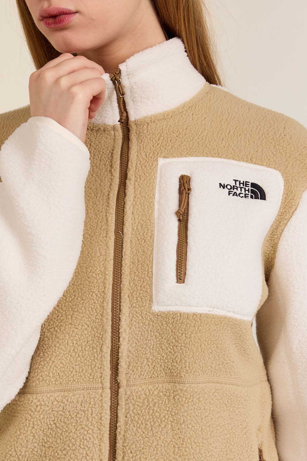 תמונת תקריב דוגמן של ז'קט פליז בגזרה רגילה