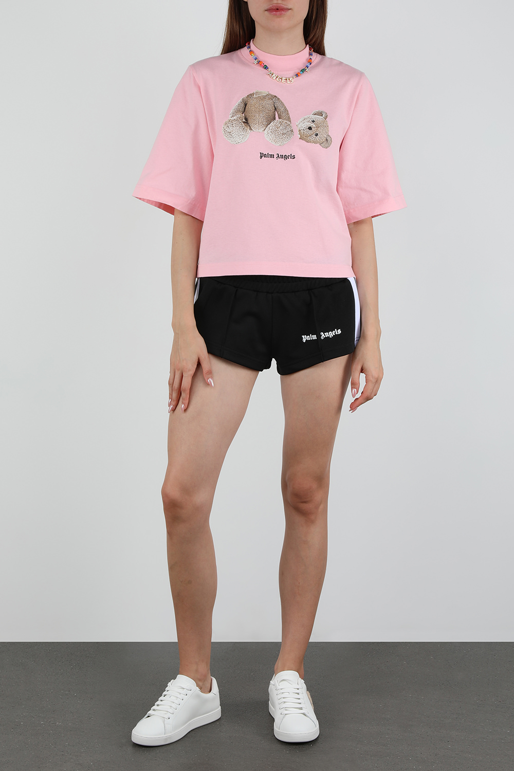 תמונת דוגמן קידמית של שרשרת חרוזים עם לוגו צ'ארם בציפוי זהב