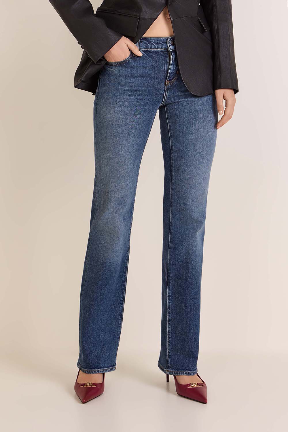 תמונת דוגמן קידמית של מכנסי ג'ינס בגזרה מתרחבת