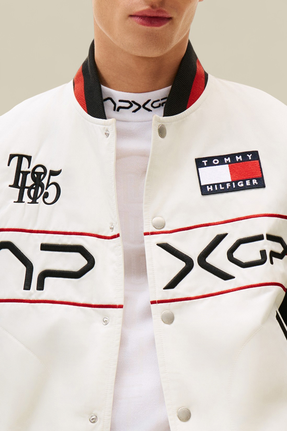 תמונת תקריב דוגמן של טומי הילפיגר X סרט פורמולה 1 ז'קט קל