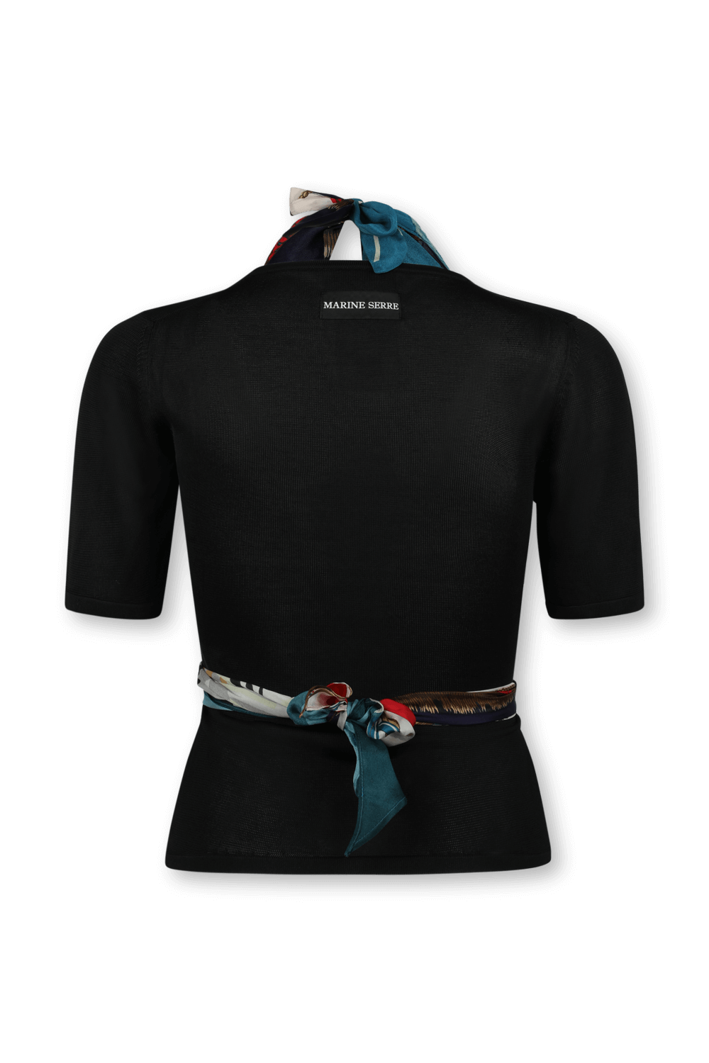 תמונה אחורית של חולצה קצרה שחורה עם עיטור בנדנה צבעונית