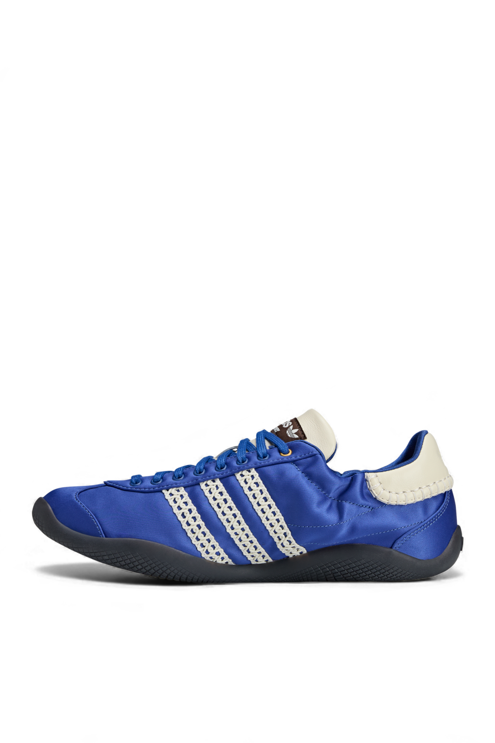 תמונה אחורית של נעלי סניקרס