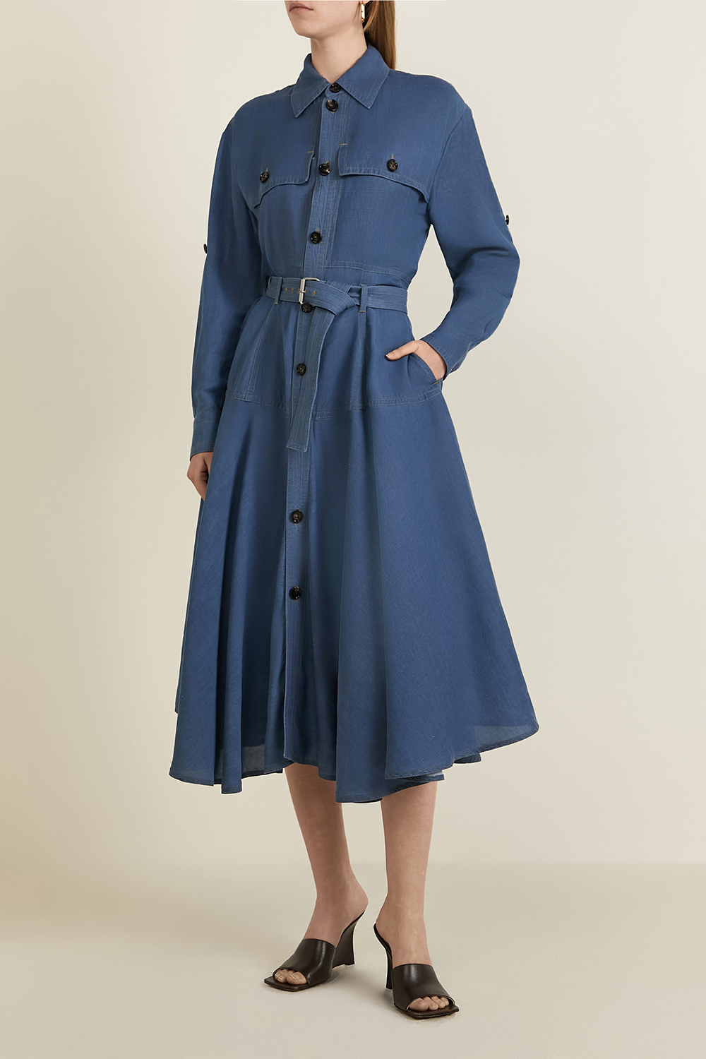 תמונת דוגמן קידמית של שמלת כפתורים במראה ג'ינס