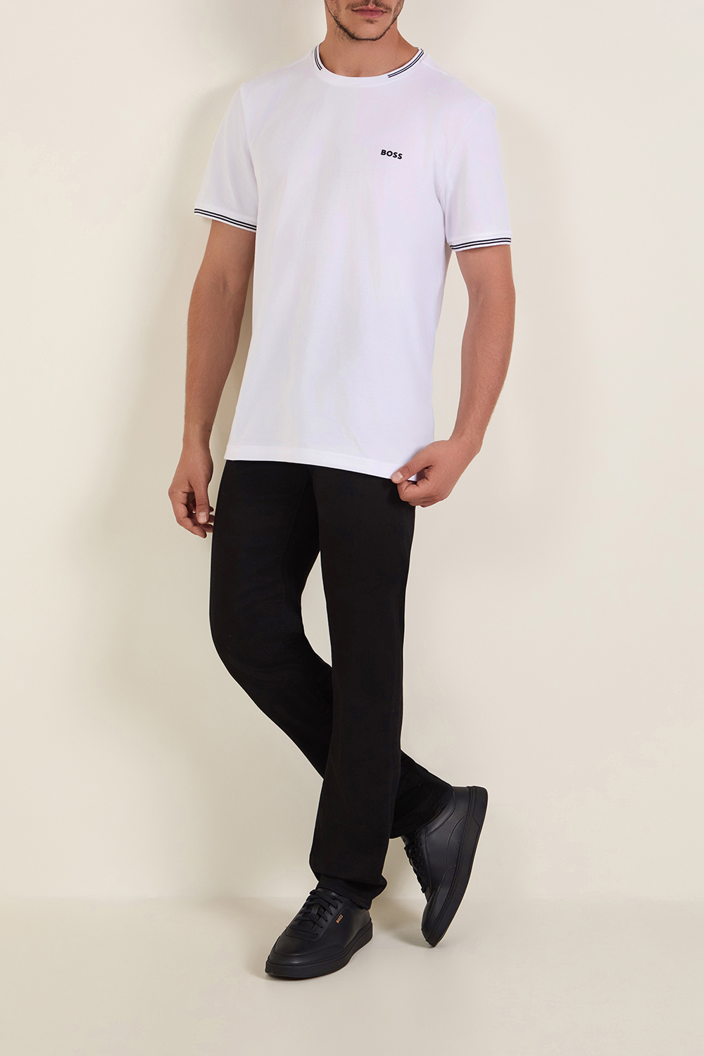 תמונת דוגמן קידמית של נעלי סניקרס