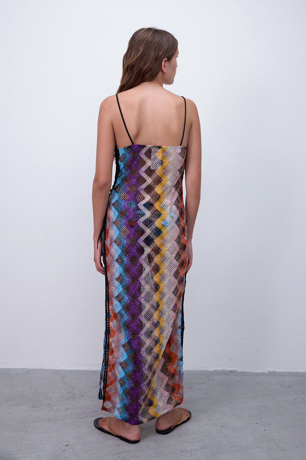 תמונת דוגמן אחורית של שמלת חוף