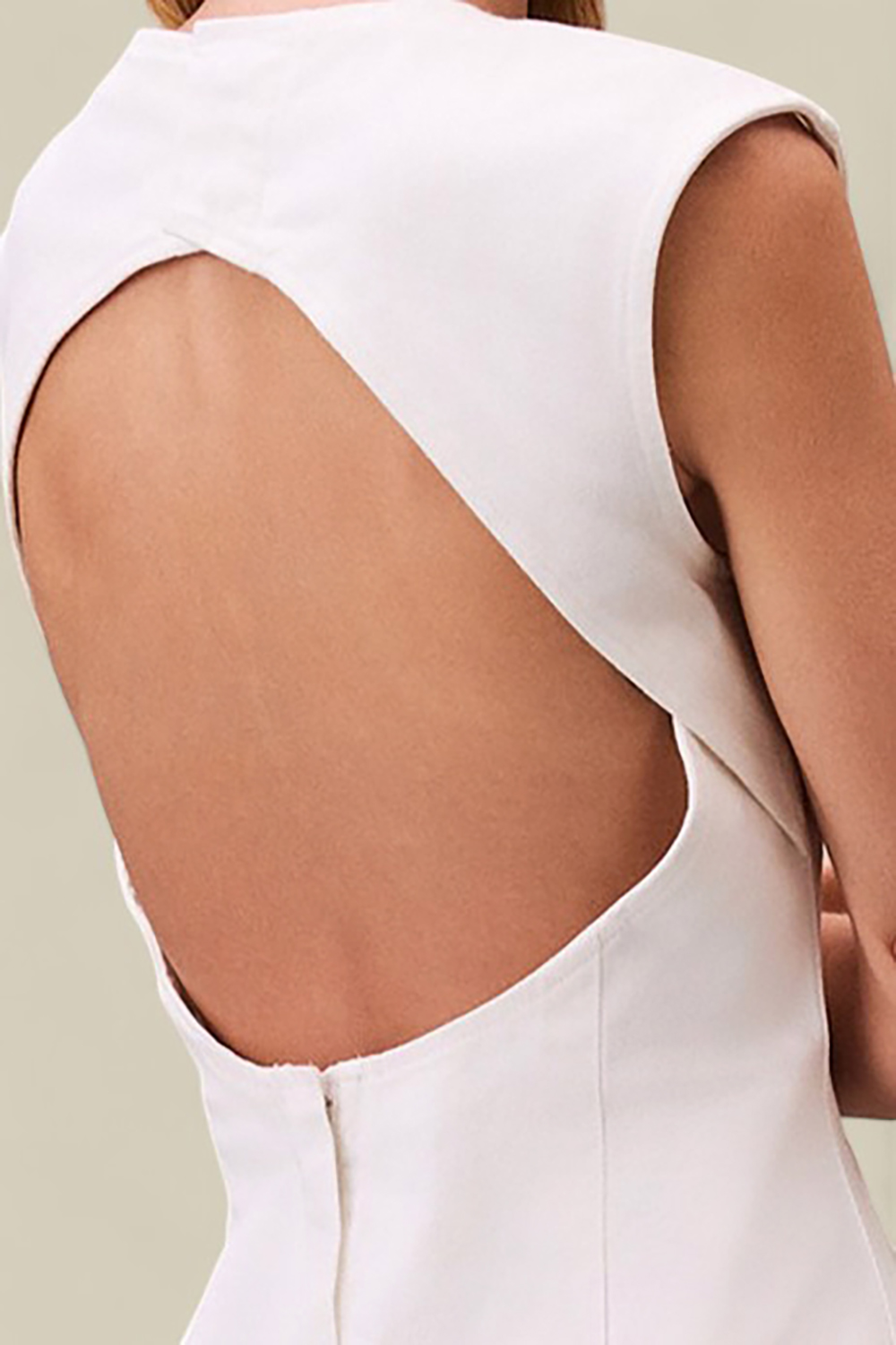 תמונת תקריב דוגמן של שמלת מיני עם מחשוף בגב