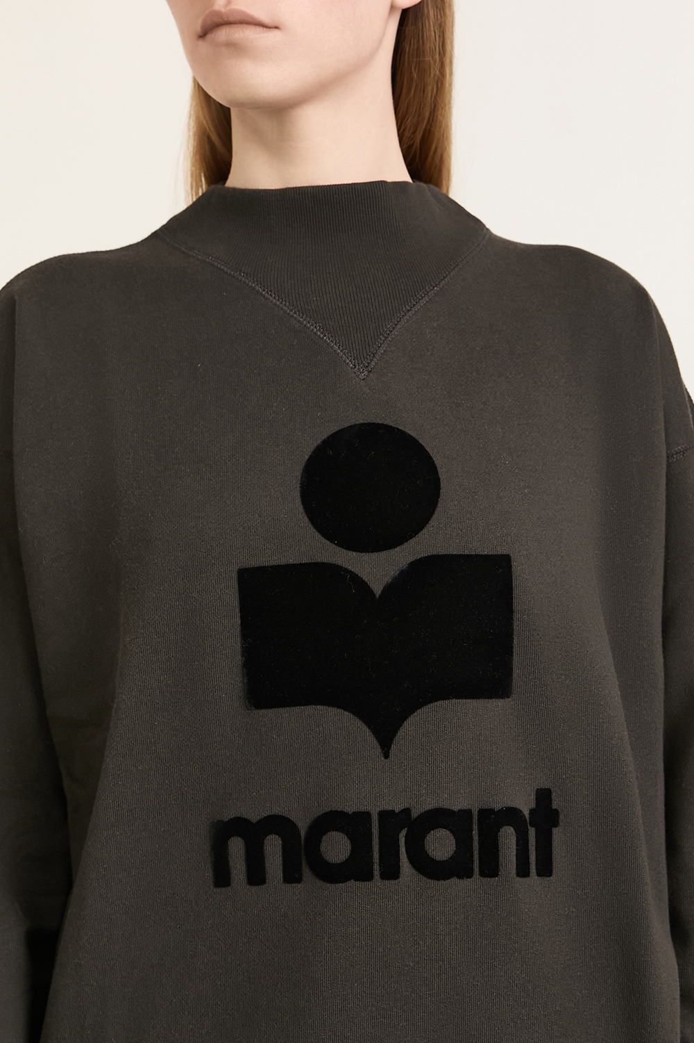 תמונת תקריב דוגמן של סווטשירט מובי