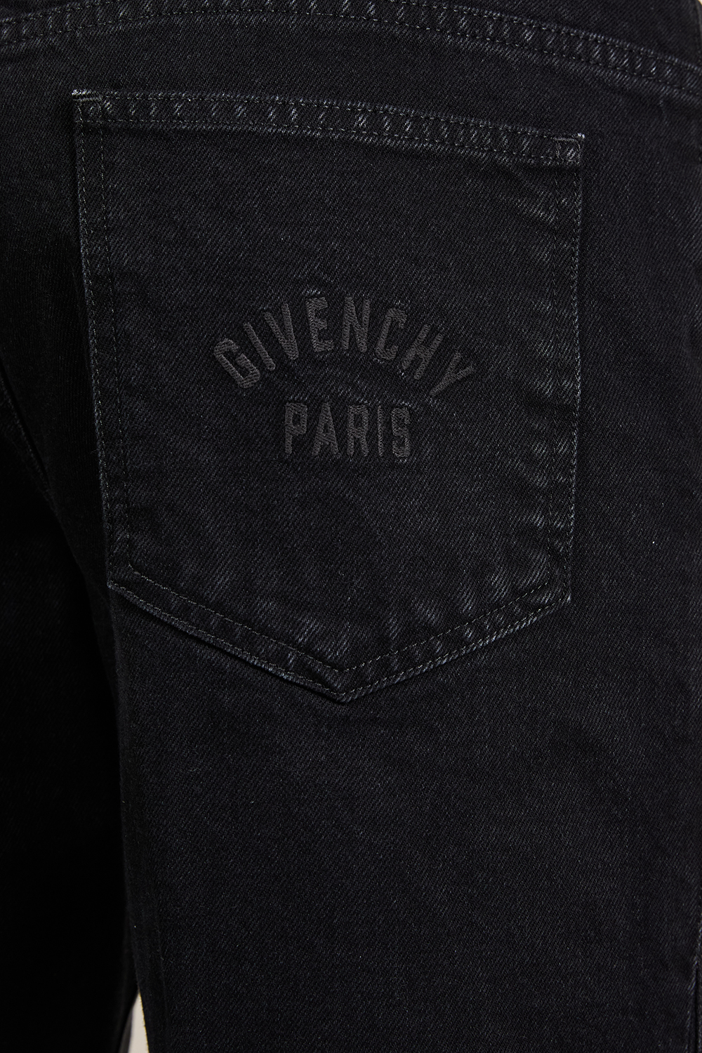 תמונת תקריב דוגמן של מכנסי ג'ינס בגזרה ישרה