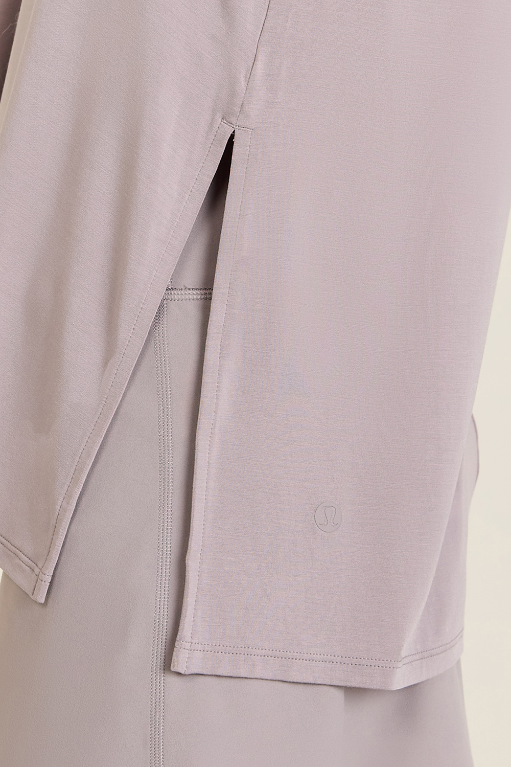 תמונת תקריב דוגמן של Modal Silk Side Slit Tank Top