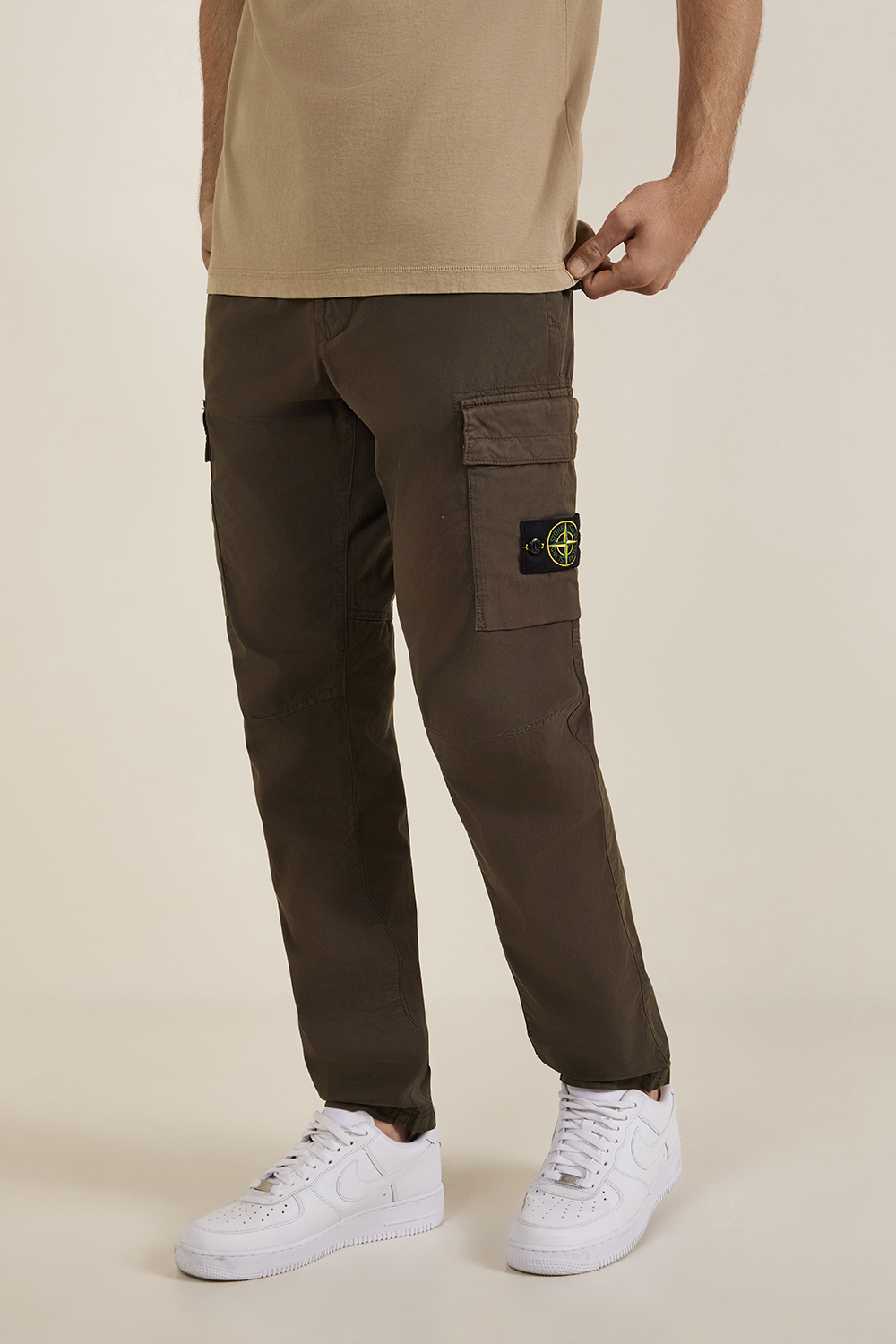 תמונת דוגמן קידמית של מכנסי קרגו