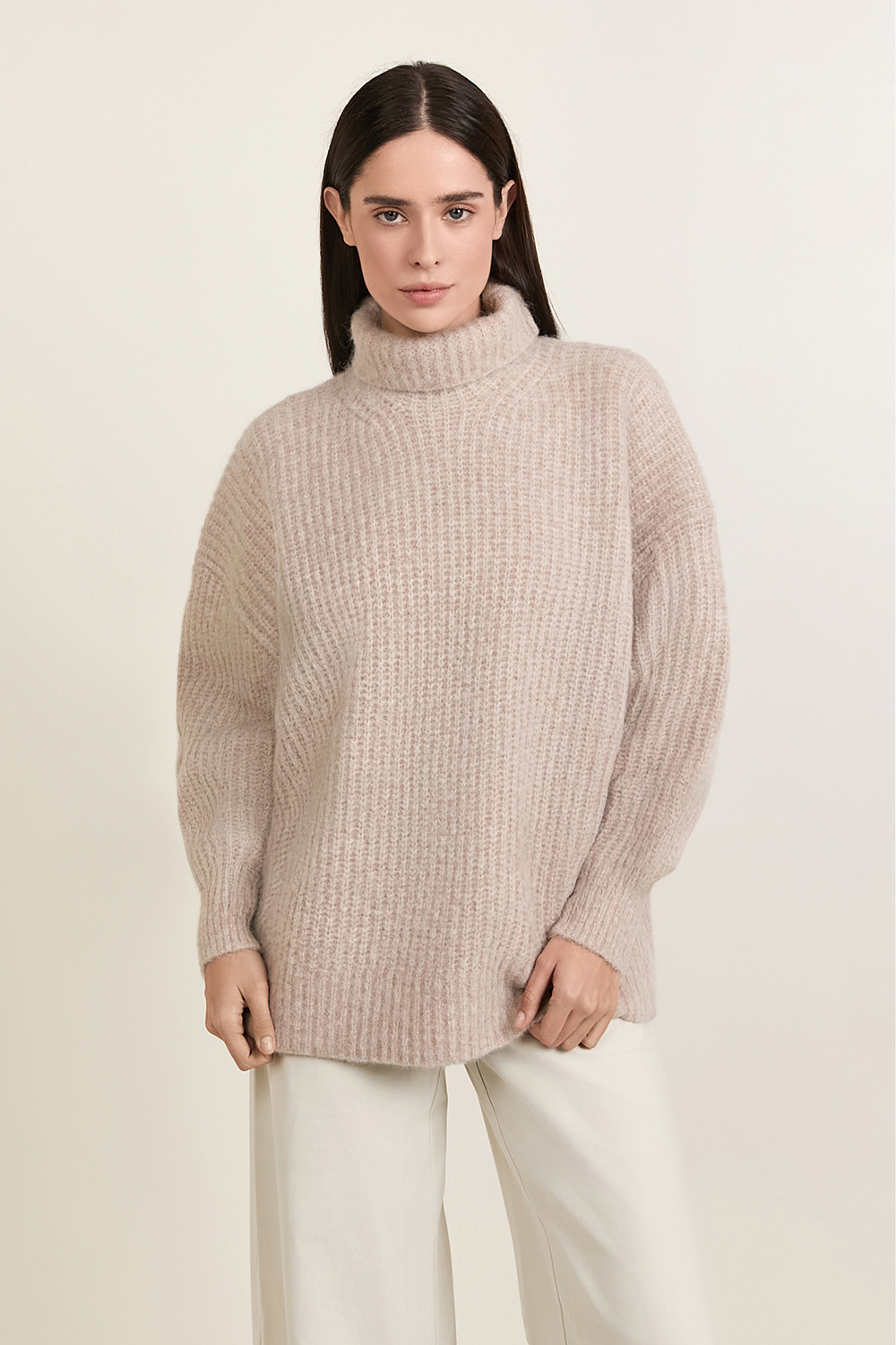 תמונת דוגמן קידמית של Alpaca Wool-Blend Funnel-Neck Sweater