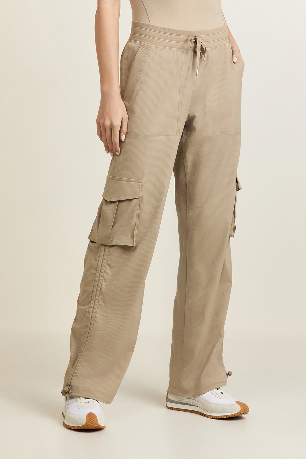 תמונת דוגמן קידמית של Dance Studio Relaxed-Fit Mid-Rise Cargo Jogger