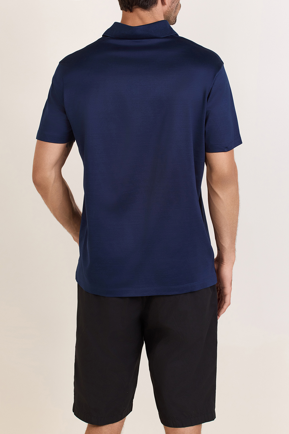 תמונת דוגמן אחורית של חולצת פולו