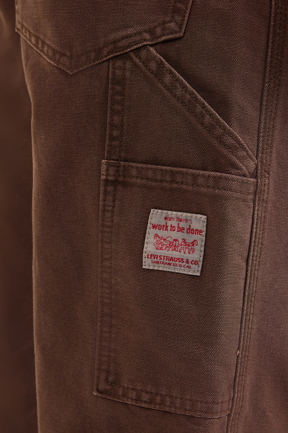 תמונת תקריב דוגמן של מכנסי ג'ינס 568 רחבים