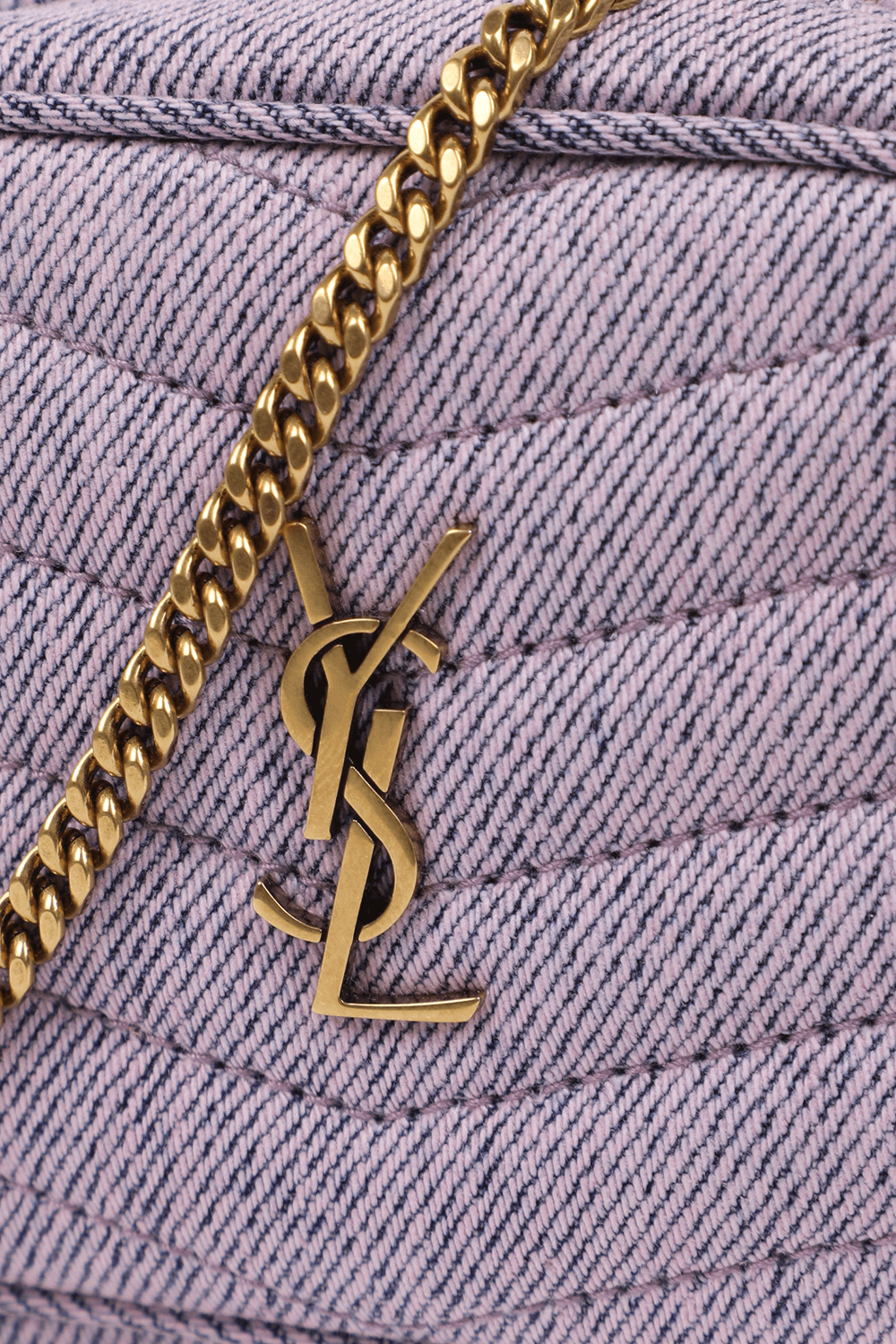 תמונת תקריב של תיק פאוץ' מיני סגול