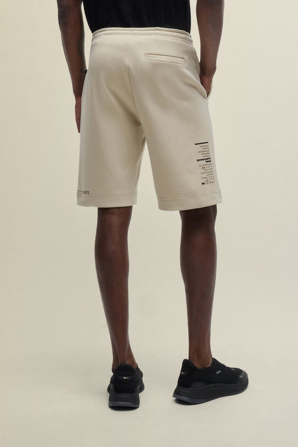 תמונת דוגמן אחורית של מכנסי ברמודה עם הדפס אחורי