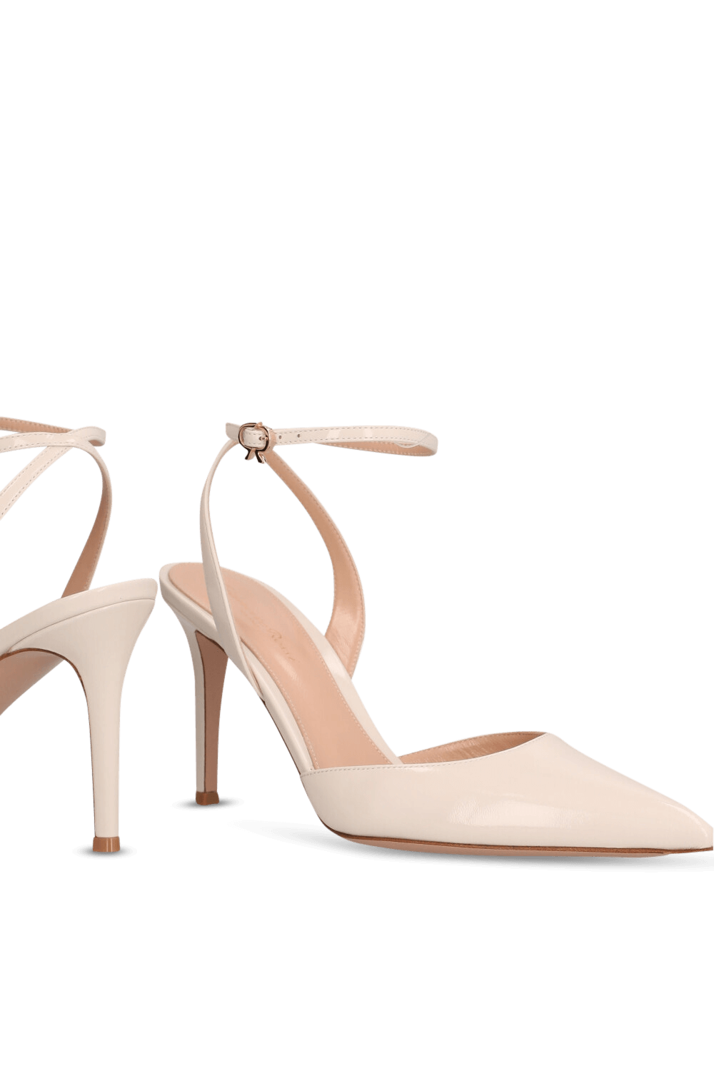 תמונת תקריב של נעלי עקב