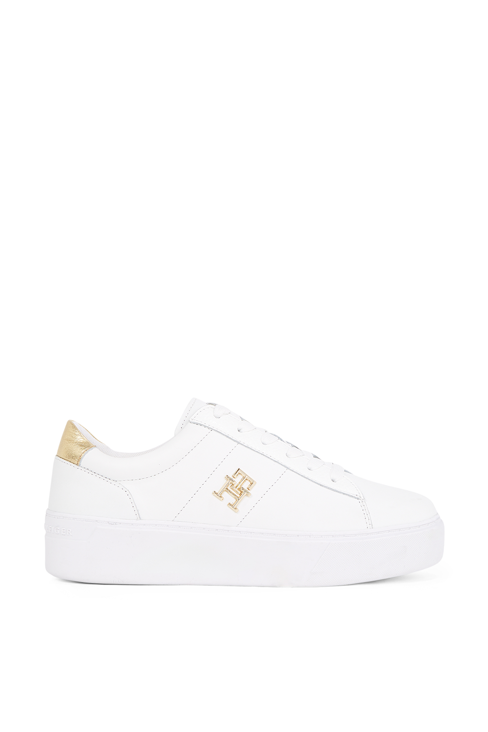 תמונה קידמית של נעלי סניקרס פלטפורמה