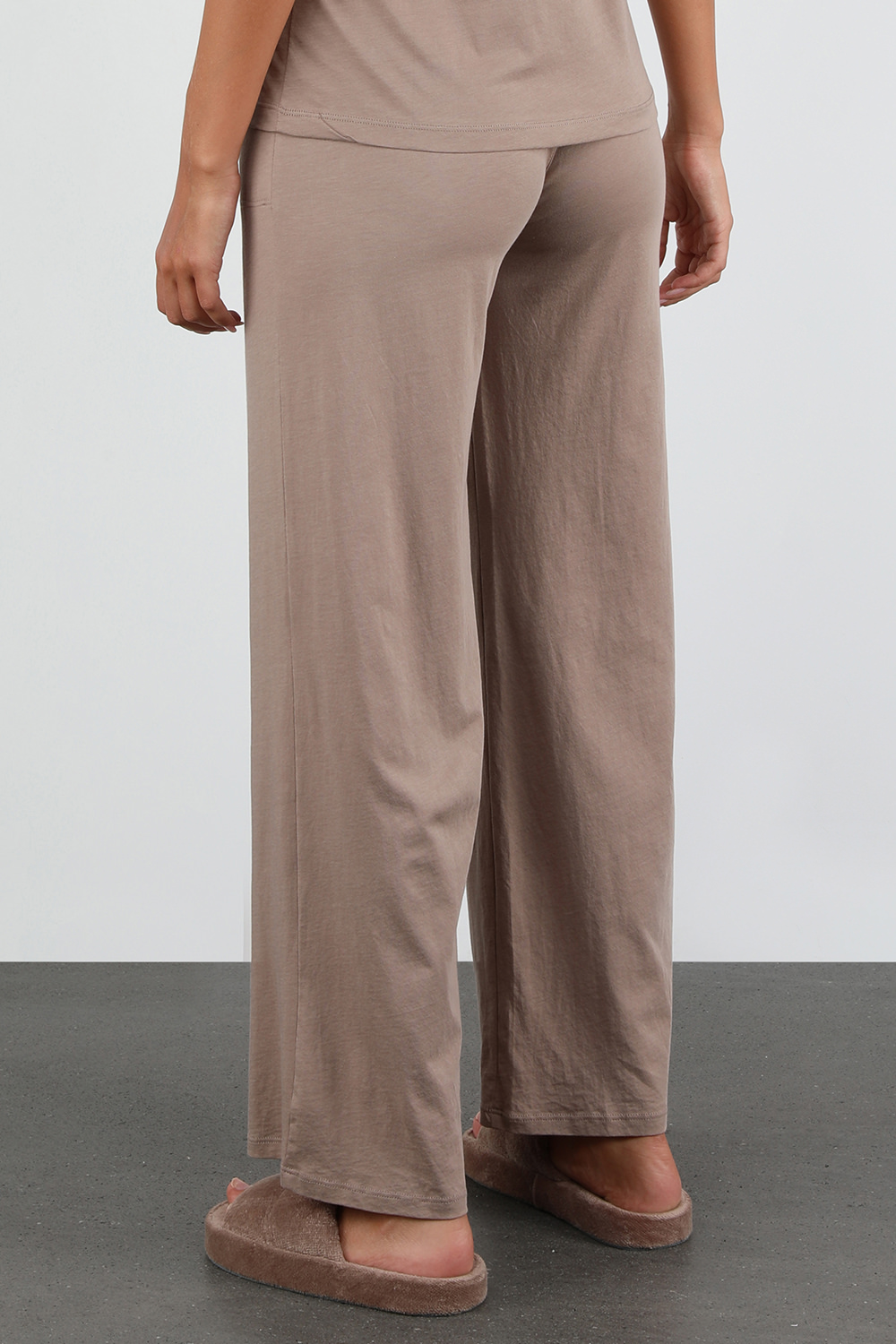 תמונת דוגמן אחורית של מכנסי ג'רסי בגזרה ישרה