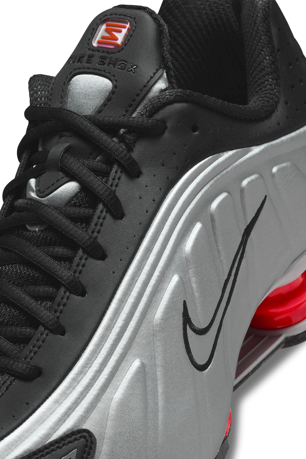 תמונת תקריב של נעלי סניקרס שוקס אר-4