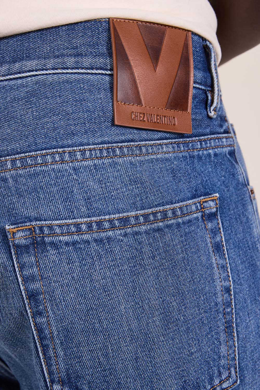 תמונת תקריב דוגמן של מכנסי ג'ינס בגזרה ישרה