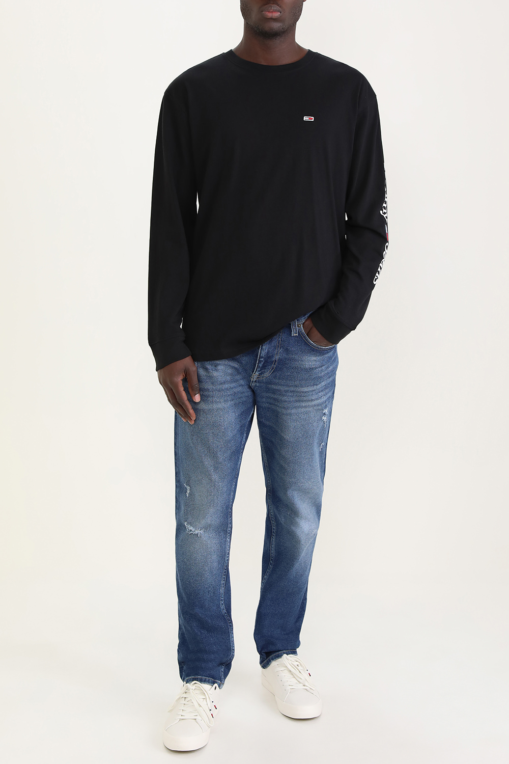 תמונת דוגמן קידמית של סניקרס מעור עם דגל המותג