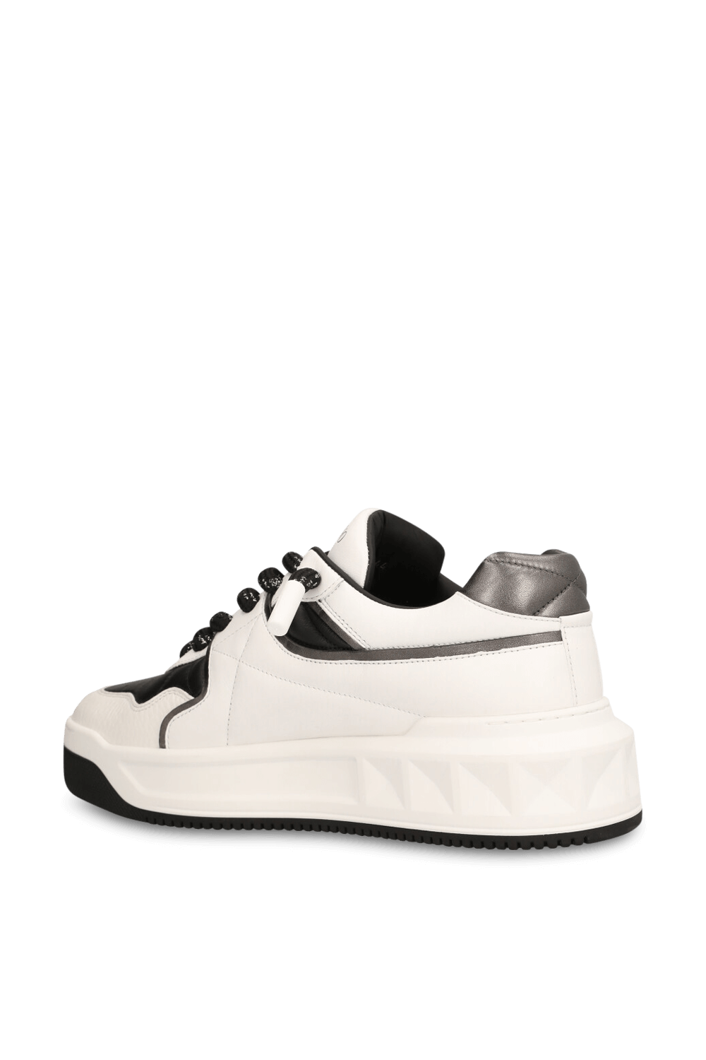 תמונה אחורית של נעלי סניקרס