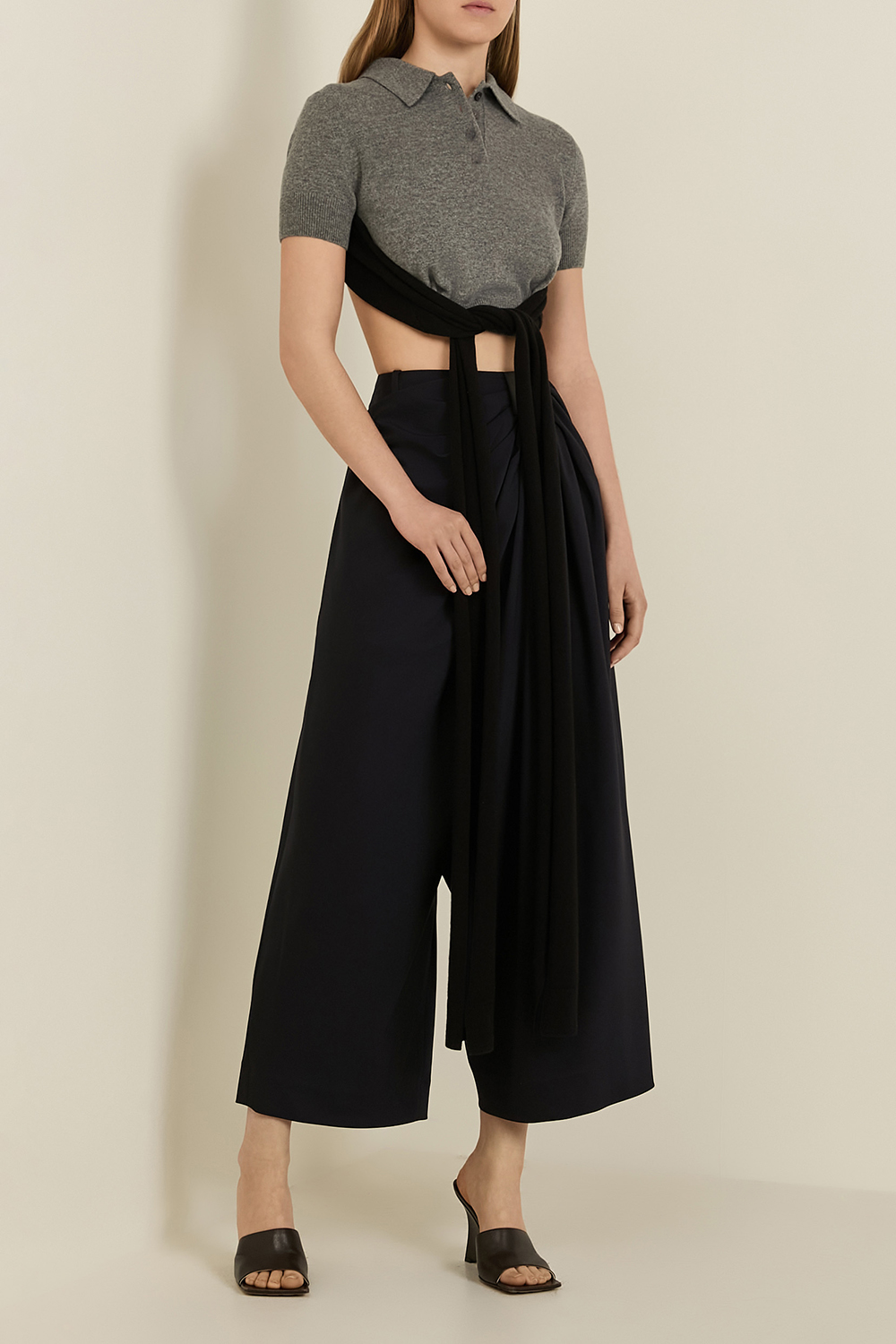 תמונת דוגמן קידמית של סריג פולו עם מחשוף גב