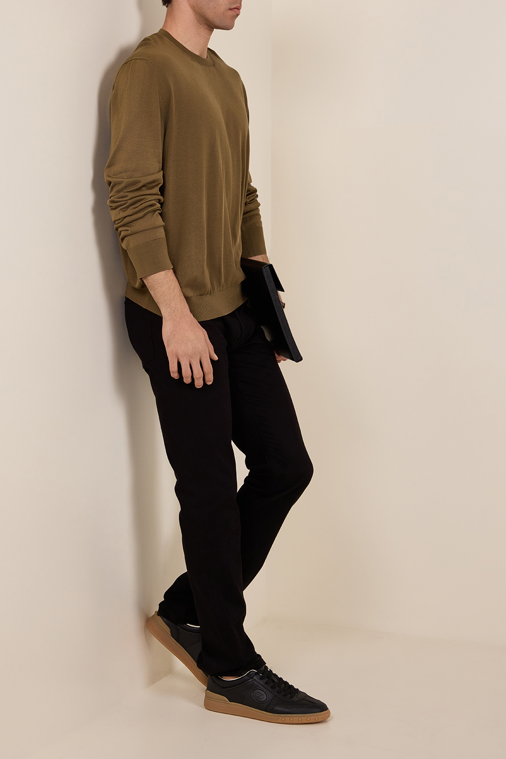 תמונת דוגמן קידמית של נעלי סניקרס