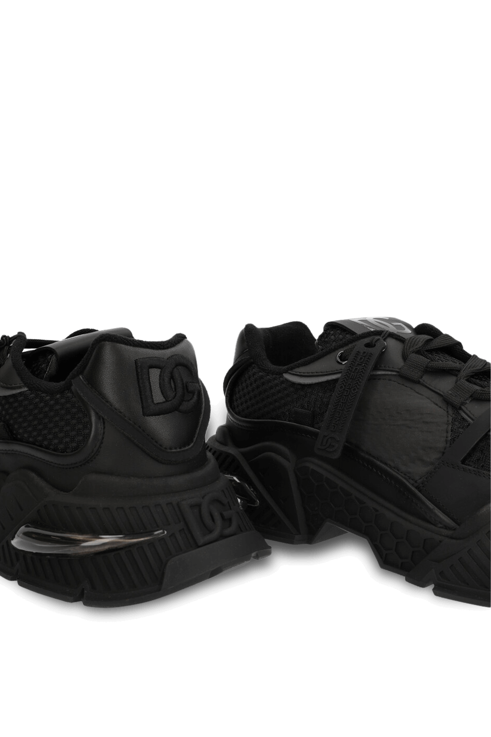 תמונת תקריב של נעלי סניקרס