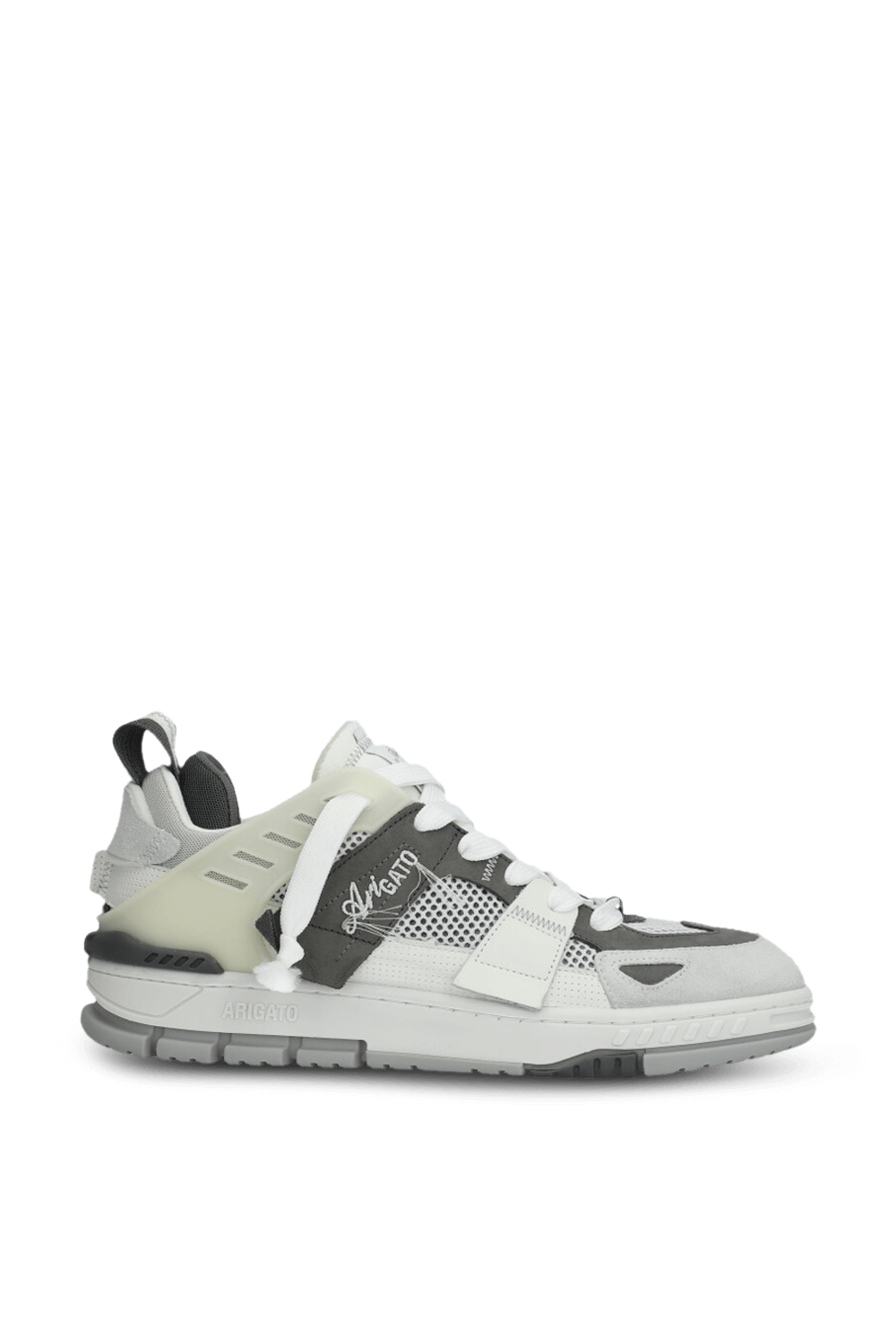 תמונה קידמית של נעלי סניקרס