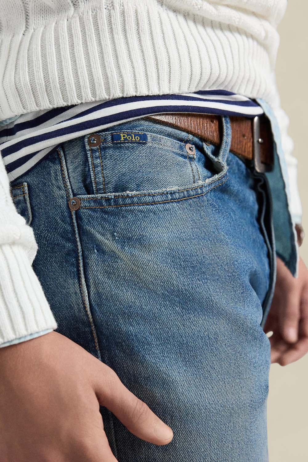 תמונת תקריב דוגמן של מכנסי ג'ינס בגזרה ישרה